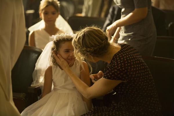 Bild 1 von 4: Mary Swagger (Lexy Kolker, l.); Julie Swagger (Shantel VanSanten, r.)