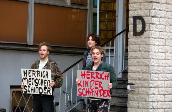 Bild 1 von 4: Silvia (Vanessa Loibl, hinten M.) blockiert gemeinsam mit Rainer (Tillmann Felix Eckardt, l.) und Fritz (Kjell Brutscheid, r.) den Eingang des Jugendamts.