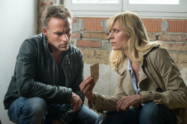 Bild 1 von 6: Jan Maybach (Marco Girnth, l.); Ina Zimmermann (Melanie Marschke, r.)