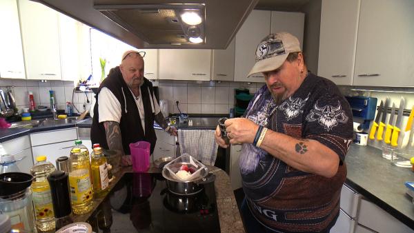 Bild 1 von 3: Willy (re.) und Untermieter Günni wollen heute die Küche putzen