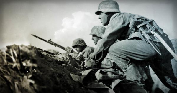 Bild 1 von 2: Die Waffen-SS - von der Propaganda zur militärischen Elite stilisiert. Tatsächlich stehen die SS-Soldaten für Kriegsverbrechen und hohe Verluste. Vor allem auf der eigenen Seite.