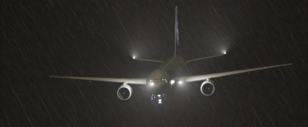 Bild 1 von 5: Der schwere Sturm über Nordspanien macht die Landung zu einem gefährlichen Manöver.