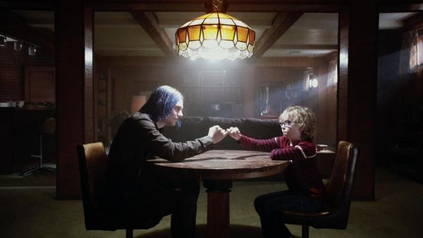 Bild 1 von 4: Kai Anderson (Evan Peters, l.); Oz Mayfair-Richards (Cooper Dodson, r.)