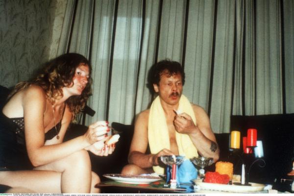 Bild 1 von 3: Werner Pinzner mit Ehefrau im Wohnzimmer.