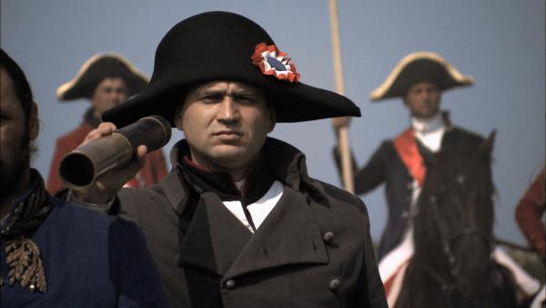 Bild 1 von 6: Napoleon (Darsteller unbekannt) beobachtet das Schlachtgeschehen.