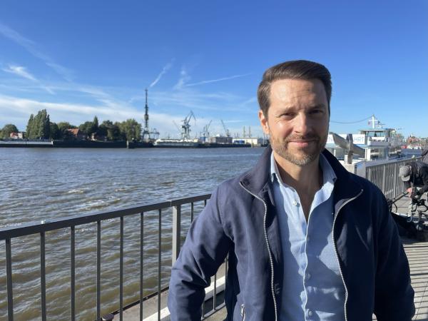 Bild 1 von 14: Im September 2025 fand eine große NATO-Übung am Hamburger Hafen statt. Mirko Drotschmann ist bei dem Manöver dabei und analysiert die Sicherheitslage Europas, die Auswirkungen geopolitischer Spannungen und die Notwendigkeit von neuen Strategien.