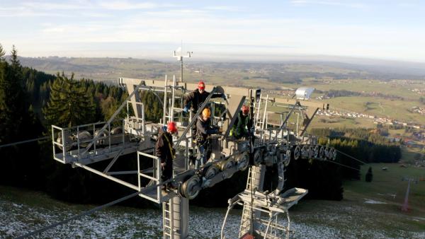 Bild 1 von 5: Tobi und das Team der Alpspitzbahn bei der Wartung