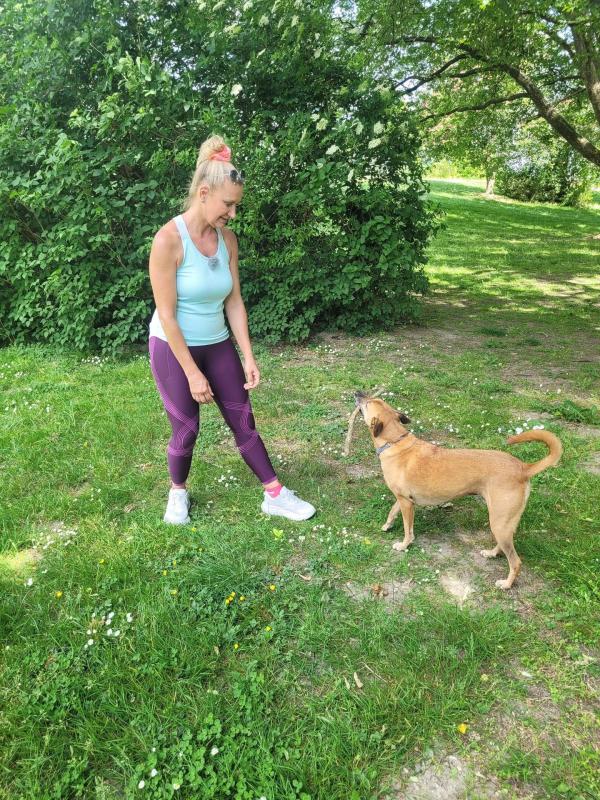Bild 1 von 2: Im Bild: Kabarettistin Angelika Niedetzky und ihrer Hündin Maia.