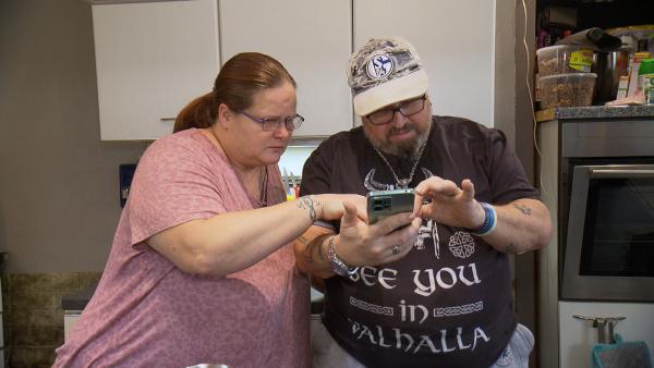Bild 1 von 3: Tanja und Willy brauchen nach der Überschwemmung auf dem Campingplatz dringend neue Möbel.