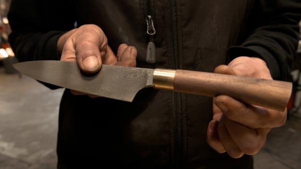 Bild 1 von 3: Die Stahlrezeptur der Damaszener-Messer aus Aschau ist streng geheim und wurde über vier Jahre getestet, um beste und fehlerfreie Qualität zu garantieren.