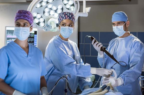 Bild 1 von 10: (v.l.n.r.) Dr. Leyla Sherbaz (Sanam Afrashteh); Vivienne Kling (Jane Chirwa); Dr. Niklas Ahrend (Roy Peter Link)