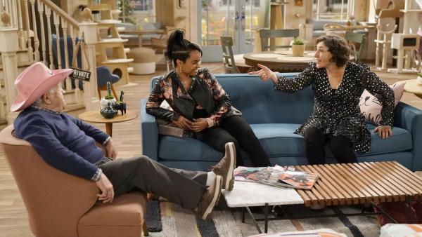 Bild 1 von 16: (v.l.n.r.) Phil (Leslie Jordan); Randi (Kyla Pratt); Kat (Mayim Bialik)