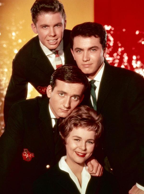 Bild 1 von 18: Im Bild: Peter Kraus (Peter), Peter Vogel (Harry Specht), Conny Froboess (Conny), Rex Gildo (Gerd Weidner).