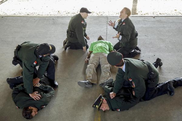 Bild 1 von 30: Im Bild (v.li.): Gerald Walsberger (Thomas Schwarzenberg), Martin Strele (Kevin Niedermayer), Eric Havugimana (Opfer), Lilian Klebow (Penny Lanz), Georg Veitl (Franz Hofer).