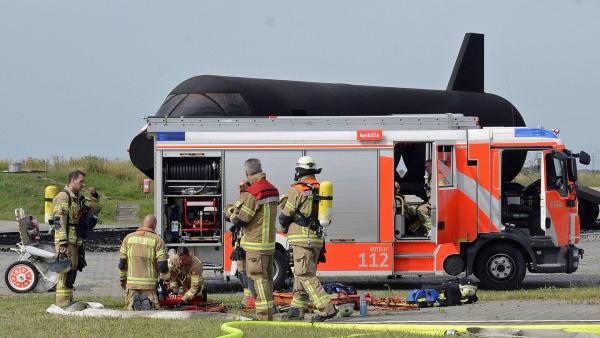 Bild 1 von 3: Die Fahrzeuge der Flughafenfeuerwehr Neukölln kommen bei Flugzeugbränden zum Einsatz, um die ersten Löschmaßnahmen am Boden einzuleiten.