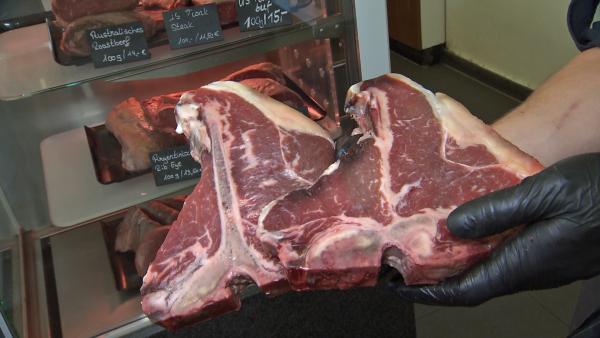 Bild 1 von 2: Aus dem Rinderfleisch werden verschiedene Steak-Sorten, wie das T-Bone-Steak, gewonnen.