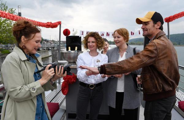 Bild 1 von 1: Im Bild: Eva Thiel (Deborah Kaufmann, l.), Conny Wilbert (Susanne Steidle, 2.v.l.), Nele Fehrenbach (Floriane Daniel, 2.v.r.) und Benny Wilbert (Anian Zollner, r.) freuen sich über ihr Wiedersehen beim Abitreffen.