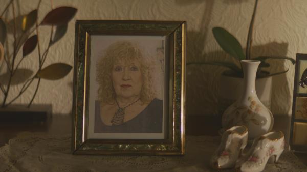 Bild 1 von 5: Bei den Ermittlungen stößt die Polizei auf den Namen Leigh Sabine. Doch die exzentrische ältere Dame ist kurz zuvor an Krebs verstorben.