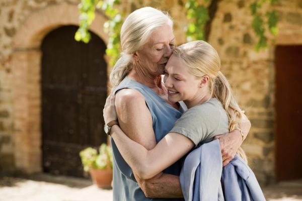 Bild 1 von 8: Claire (Vanessa Redgrave, l.); Sophie (Amanda Seyfried, r.)