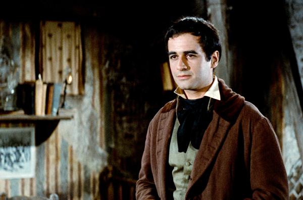 Bild 1 von 3: Der junge Marius (Giani Esposito) hat sein gemütliches Leben zugunsten der Revolution aufgegeben.