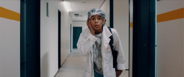 Bild 1 von 3: Felix (Junes Callaert) schleicht sich als YouTube-Reporter bei EternoFarma ein.