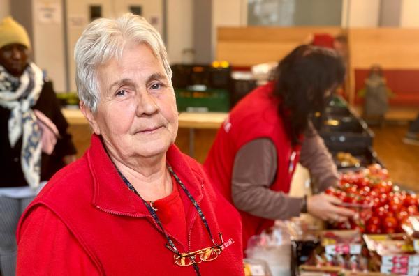 Bild 1 von 4: Die Rentnerin Uschi Sachs leitet in Berlin-Neukölln eine der fast 50 Ausgabestellen der Berliner Tafel.