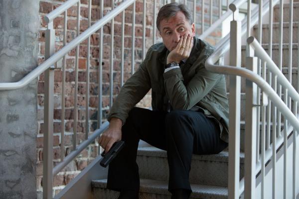 Bild 1 von 11: Der ehemalige CIA-Agent Hopper (Tim Roth) hat es auf Francis abgesehen. Auf seiner Jagd nach ihm gibt er sich als Polizist Reynolds aus. Ob das gut geht?