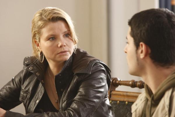 Bild 1 von 26: Mehmet (Hüseyin Ekici, r.), der wegen Belästigung einer Lehrerin von der Schule verwiesen wurde, sucht Hilfe bei Danni (Annette Frier, l.). Gemeinsam ziehen sie vor Gericht, um Unschuld zu beweisen ...