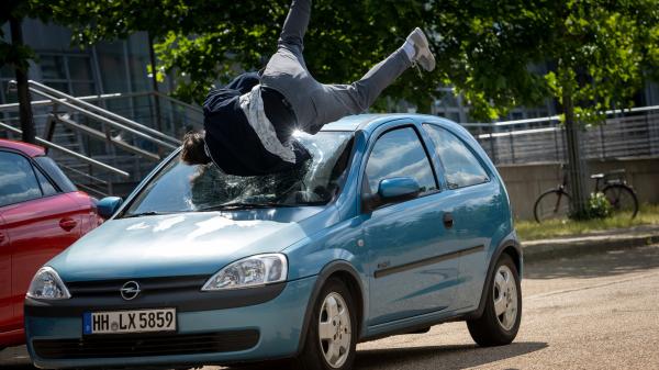 Bild 1 von 7: Tim (Max Hegewald) wird Opfer eines Verkehrsunfalls.