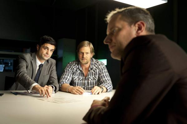 Bild 1 von 31: Haben einen Verdächtigen (Wolfgang Wagner, r.): Mick (Henning Baum, M.) und Andreas (Maximilian Grill, l.) ermitteln in einem verzwickten Fall ...