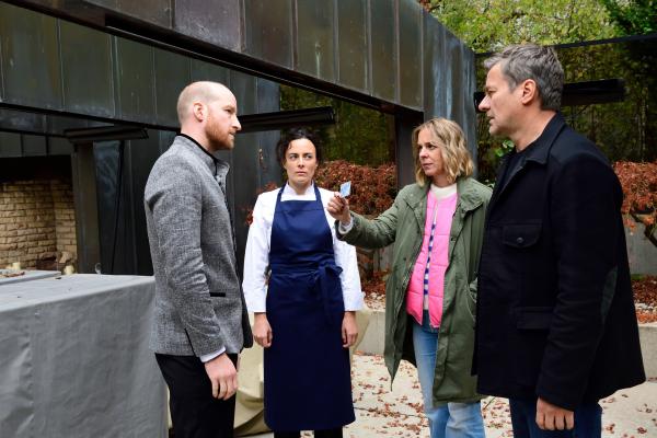 Bild 1 von 14: Angelika Flierl (Bernadette Heerwagen, 2.v.r.) und Harald Neuhauser (Marcus Mittermeier, r.) überbringen dem Chef des Tanoshimi, Franz-Josef Penkofer (Lukas Turtur, l.) und der Patisserie-Köchin Sandra Erling (Pauline Fusban, 2.v.l.) schlechte Nachrichten. Ihr Kollege, Chefkoch Dobek, wurde ermordet.
