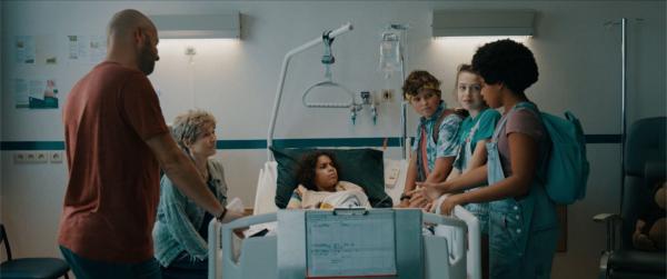 Bild 1 von 3: Von links: Thomas (Stan Van Samang), Jos (Ann Tuts), Sammy (Arthur Hermans), Ella (Cécile Enthoven) und Noor (Maja Azila) besuchen Felix (Junes Callaert, Mitte) im Krankenhaus.