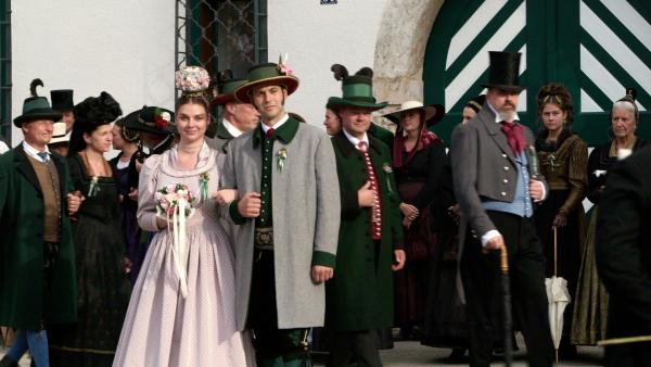 Bild 1 von 4: Die Öblarner Festspiele führen jedes Jahr die Hochzeit von Erzherzog Johann und Anna Plochl auf.