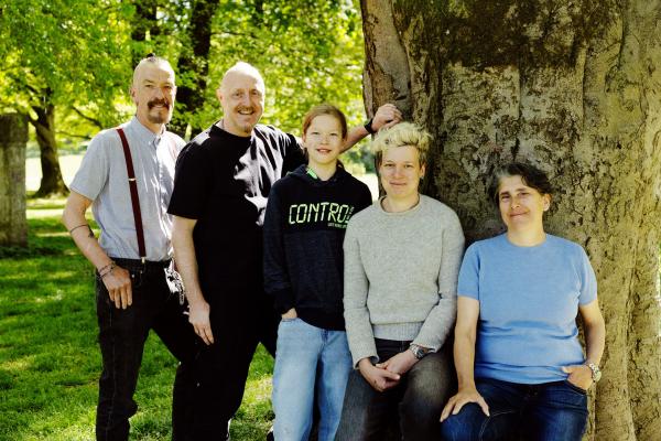 Bild 1 von 12: Oskar (10) aus München hat zwei Mütter, zwei Väter und viele Bezugspersonen. Der bunte Familienalltag bringt Chancen aber auch viele Herausforderungen mit sich. Von links: Herbert, Christian, Oskar, Andrea und Judith