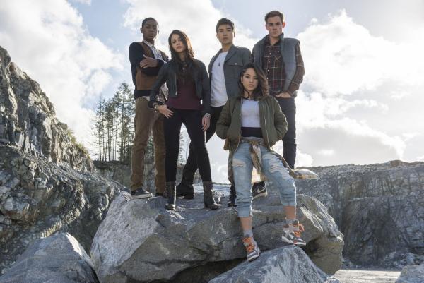 Bild 1 von 8: (v.l.n.r.) Billy (RJ Cyler), Kimberly (Naomi Scott), Zack (Ludi Lin), Trini (Becky G), Jason (Dacre Montgomery)