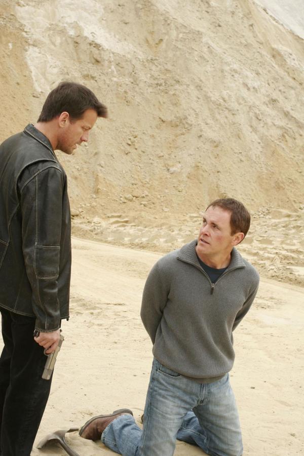 Bild 1 von 29: Mike (James Denton, l.) ist mit Paul (Mark Moses, r.) in der Wüste angelangt, doch bevor er Paul umbringt, möchte er wissen, warum er Deirdre auf dem Gewissen hat ...