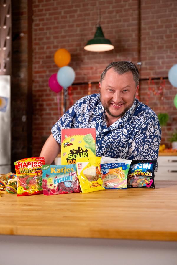 Bild 1 von 11: Fruchtsaftgetränke, Lollis, saure Weingummis und Popcorn: Sebastian Lege baut vier Partysnacks in seiner Werkstatt nach und deckt auf, was wirklich drinsteckt.