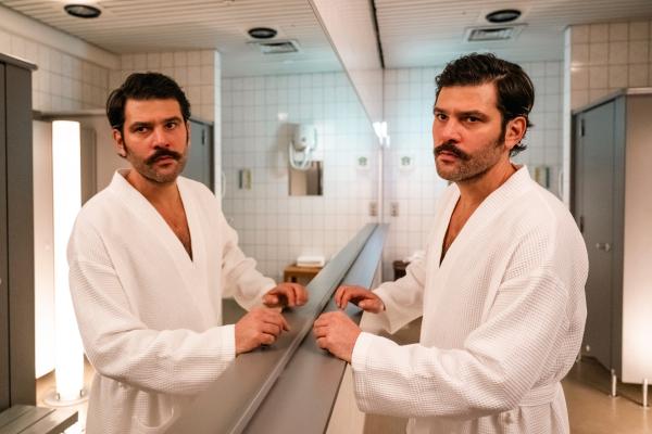 Bild 1 von 5: Der Sachberater Hagee Zander (Jasin Challah) belauscht ein Gespräch in der Sauna, in der am nächsten Morgen eine Frau tot aufgefunden wird. Doch warum verschweigt er dies der Polizei? Hat er selbst etwas mit dem Mord zu tun?