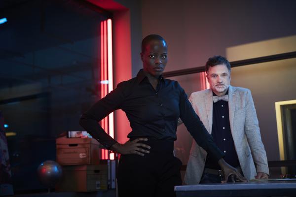 Bild 1 von 11: Schauspielerin Florence Kasumba auf der Spur historischer Mordfälle. Ihr zur Seite steht der Kriminalist Thomas Gundlach.