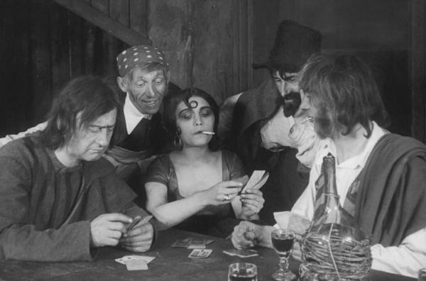 Bild 1 von 5: Carmen (Pola Negri, Mi.) hat viele Begabungen, die sie zu Geld machen kann.