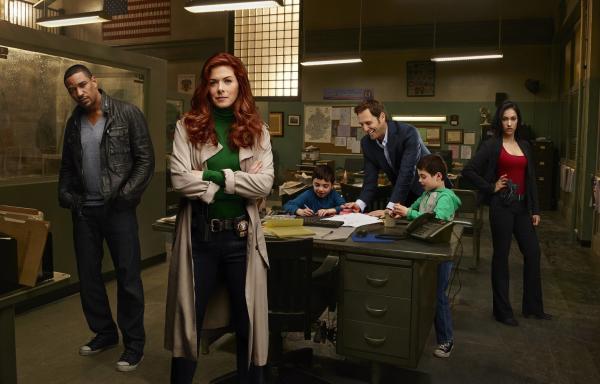 Bild 1 von 2: (1. Staffel) - The Mysteries of Laura: (v.l.n.r.) Billy Soto (Laz Alonso), Laura Diamond (Debra Messing), Harrison Broderick (Vincent Reina), Jake Broderick (Josh Lucas), Nicholas Broderick (Charlie Reina) und Meredith Bose (Janina Gavankar) ...