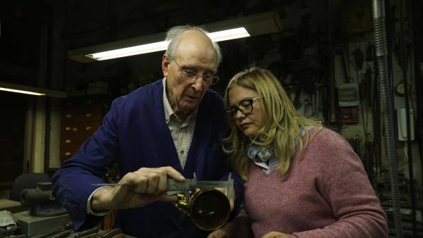 Bild 1 von 4: Antonio Piró und Ana Mafé García prüfen die Maße des Kelchs.