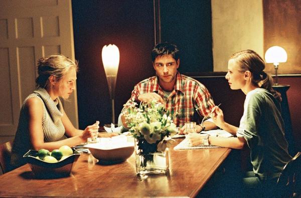 Bild 1 von 13: Max (Oliver Bootz, M.) ist über die knisternde Spannung, die zwischen seiner Frau Katrin (Sophie von Kessel, l.) und seiner Kollegin Franziska (Nadeshda Brennicke, r.) existiert, überrascht.