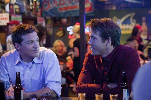 Bild 1 von 9: Dave Lockwood (Jason Bateman, l.); Mitch Planko (Ryan Reynolds, r.)