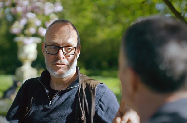 Bild 1 von 3: Rob Moore (li.) ist unzufrieden mit den Recherchen des Journalisten Ceri Thomas, der sich seiner Geschichte angenommen hat.