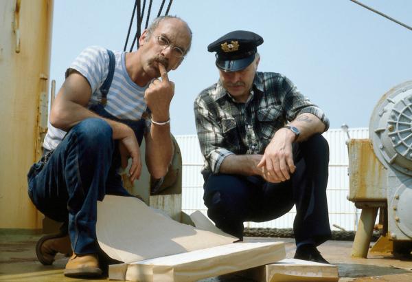 Bild 1 von 2: Peter Lustig (l.) fährt auf einem Fischkutter mit.