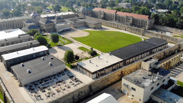 Bild 1 von 3: Auf dem Gelände der Haftanstalt Anamosa befindet sich auch eine gefängniseigene Fabrik, in der Häftlinge Nummernschilder herstellen.