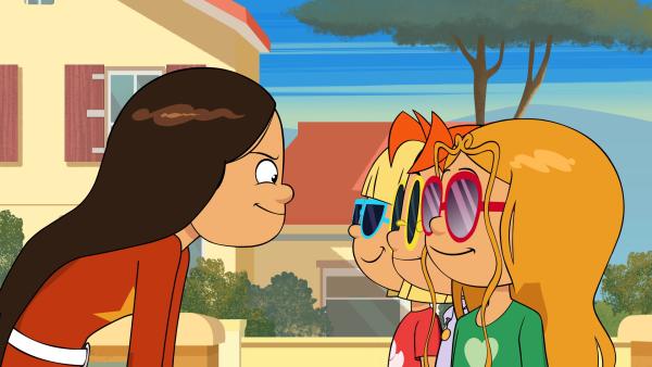 Bild 1 von 4: Die Freundinnen tragen Sonnenbrillen, um undurchschaubar zu sein.