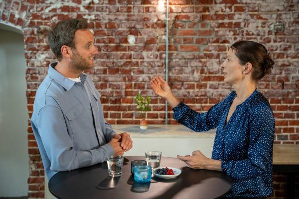 Bild 1 von 7: Leon Windscheid spricht mit Dr. Daniela Haluza vom Zentrum für Public Health der Medizinischen Universität Wien, darüber warum der Wald uns Menschen gut tut, vor allem auch unserer Psyche.