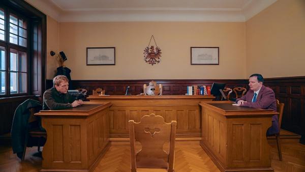 Bild 1 von 11: Im Bild: Max Müller im Gespräch mit Emil Golob (Jurist).